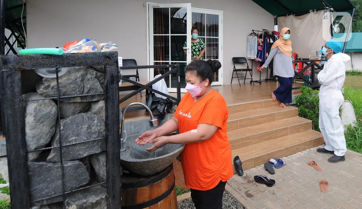 Aktivitas pasien virus corona di Rumah Lawan Covid (RLC), Tangerang Selatan, Kamis (5/8/2021). Sudah dua pekan terakhir pasien Covid di RLC mengalami penurunan hingga 70 persen dari semula 300 pasien kini hanya 113 pasien. (merdeka.com/Arie Basuki)