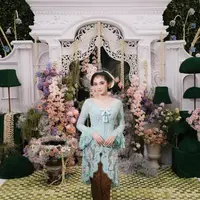 Menurut sang desainer, Didiet Maulana, inspirasi ini datang langsung dari keinginan Syifa yang mengaku jatuh hati pada gaya Bridgerton. [@byhilda].