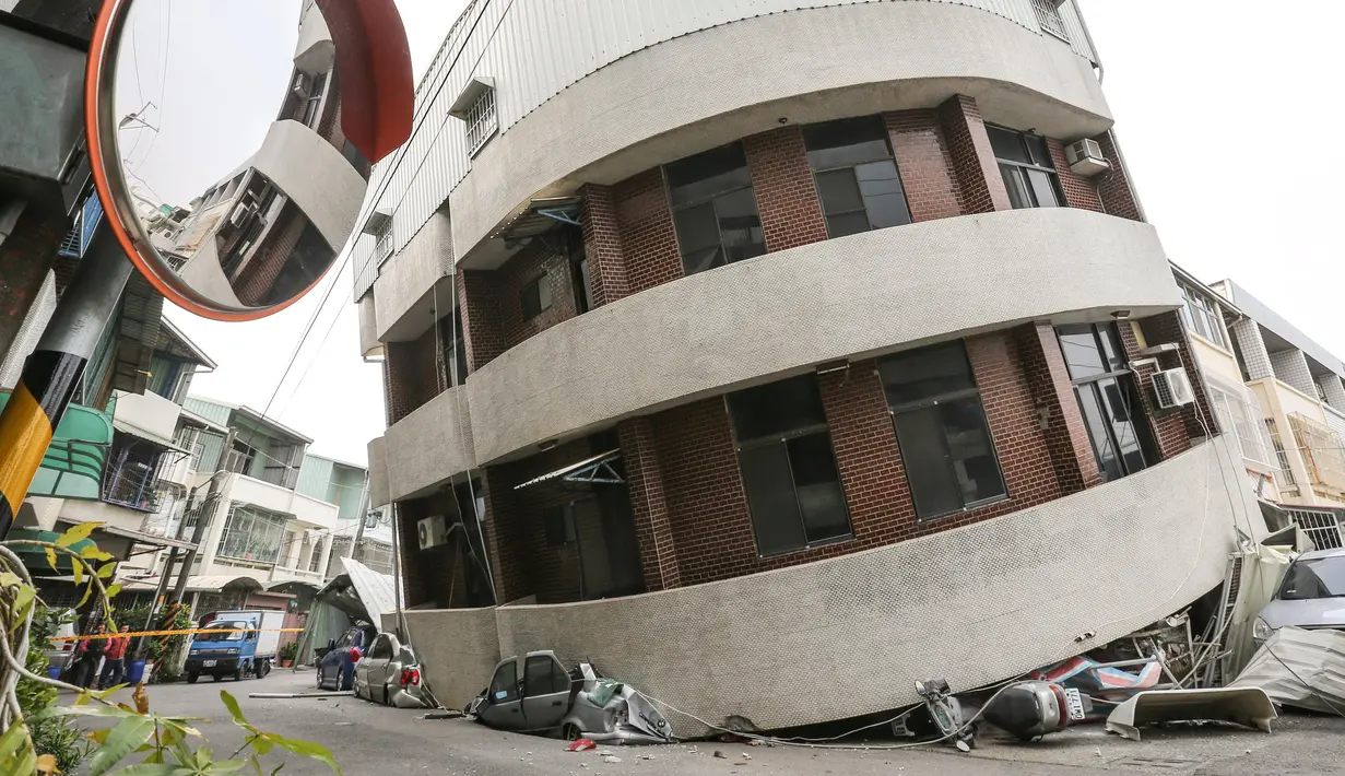 Sebuah bangunan yang rusak terlihat setelah gempa 6,4 SR mengguncang Tainan, Taiwan Selatan (6/2). Gempa terjadi pukul 4 subuh tadi telah menghancurkan beberapa apartemen di kawasan Wei Guan, Tainan, Taiwan. (REUTERS/Stringer)