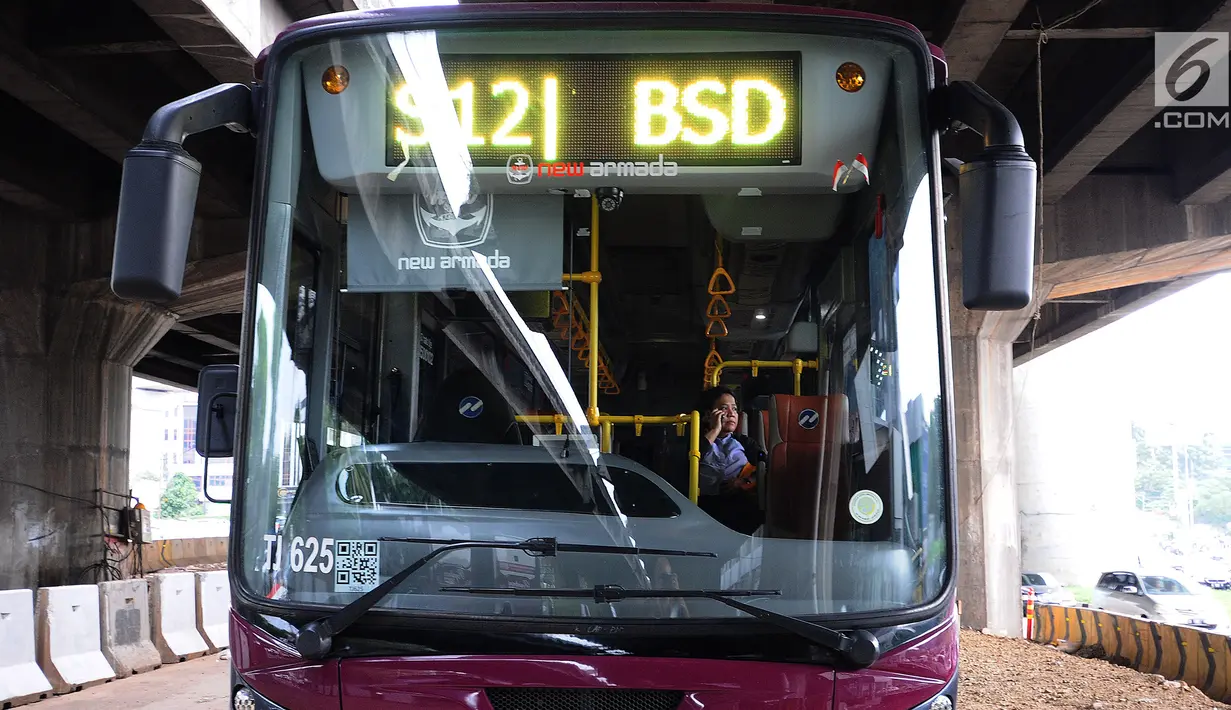 Bus premium Transjakarta atau Royaltrans menunggu penumpang di lahan yang jadi semacam pul Royaltrans di kolong Tol Simatupang, Selasa (23/4). Bus Royaltrans tujuan Stasiun MRT Fatmawati dan Lebak Bulus dari sejumlah daerah penyangga Ibu Kota mulai diminati penumpang. (Liputan6.com/Herman Zakharia)
