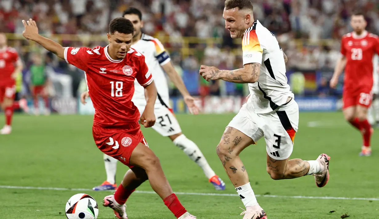 Pemain-pemain Jerman tak membiarkan Denmark mengembangkan laga. (KENZO TRIBOUILLARD / AFP)