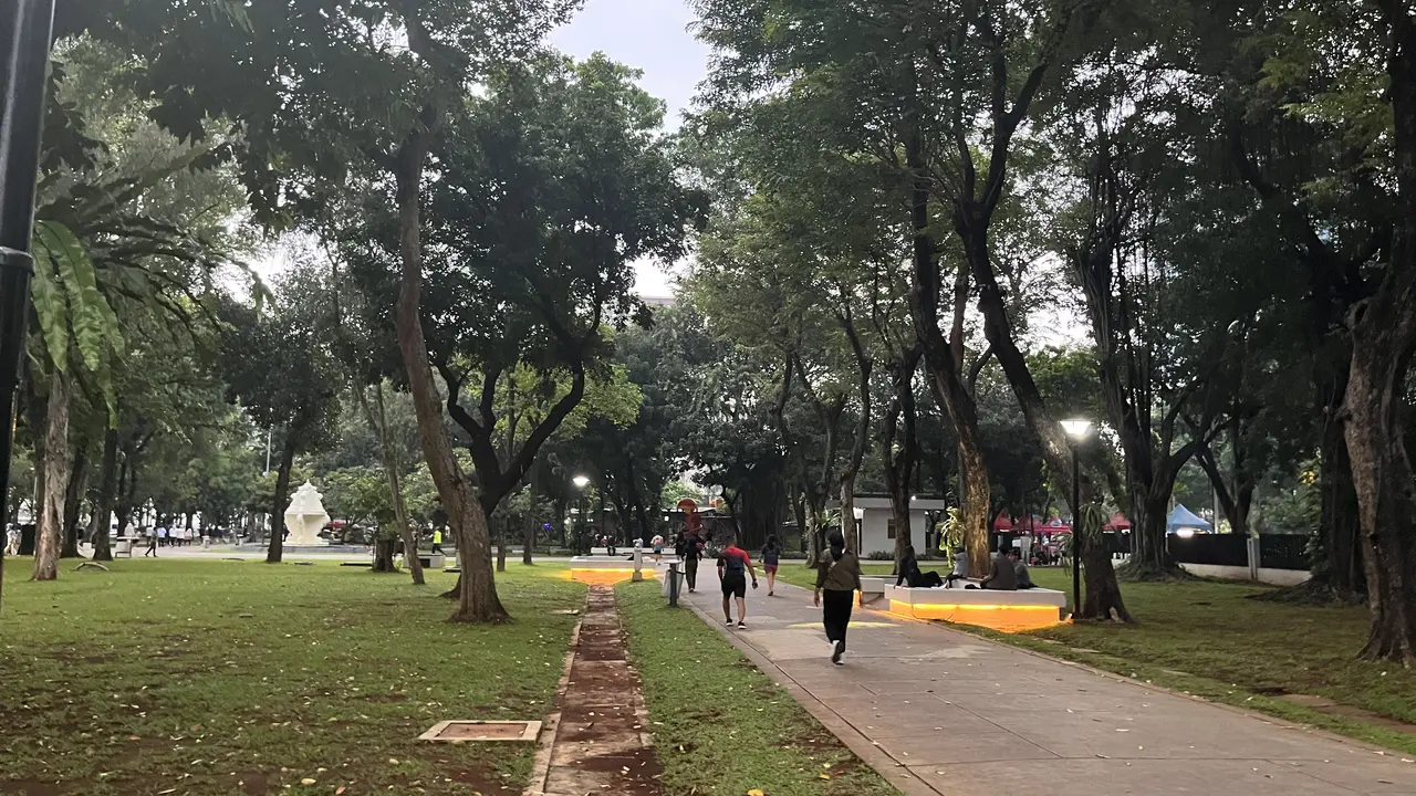 Suasana di Taman Lapangan Banteng, Jakarta Pusat. Taman ini menjadi percontohan yang akan dibuka selama 24 jam.