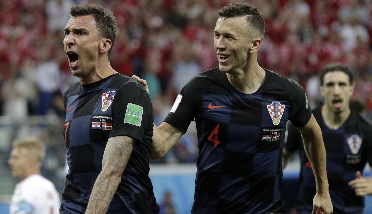 Pemain kroasia, Mario Mandzukic (kiri) merayakan gol ke gawang Denmark pada laga 16 besar Piala Dunia 2018 di Nizhny Novgorod Stadium, Rusia, (1/7/2018). Kroasia menang 3-2 lewat adu penalti. (AP/Gregorio Borgia)