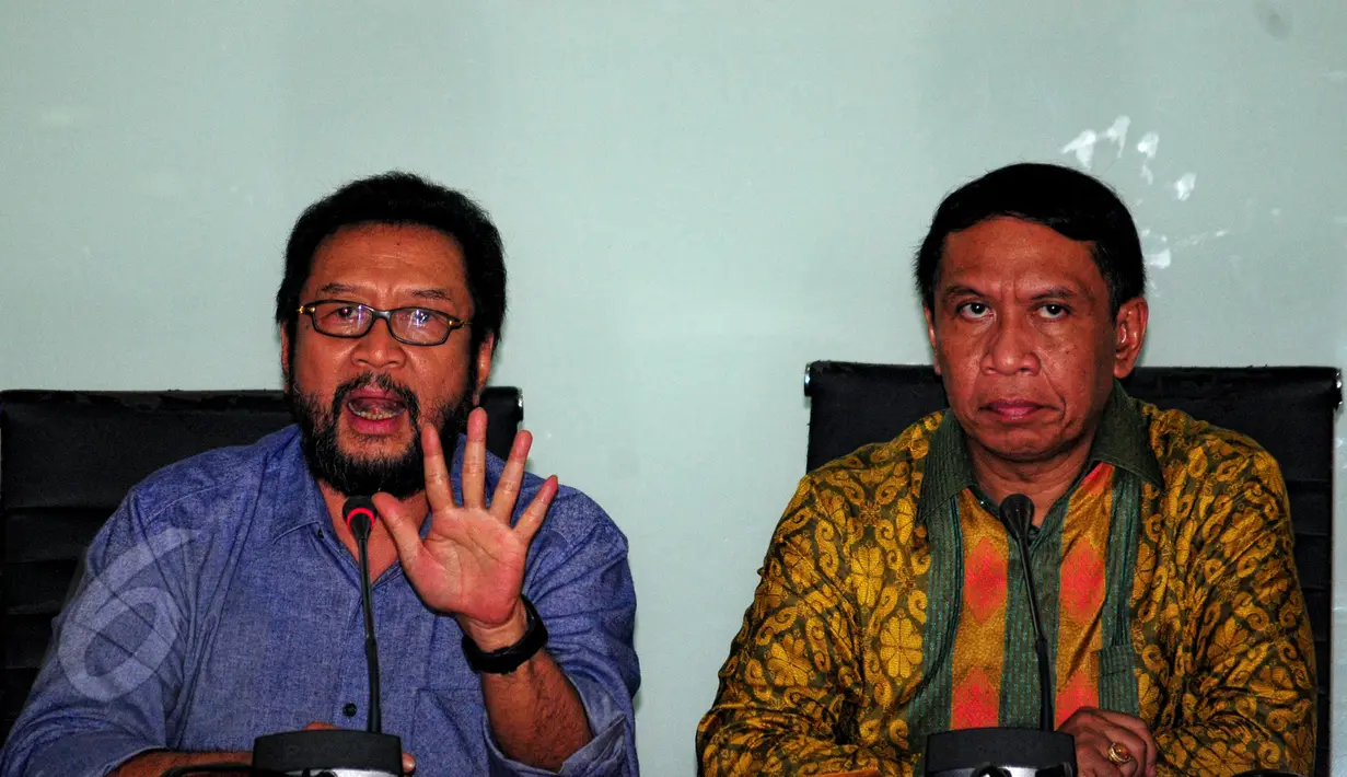 Wakil Ketua Partai Golkar kubu Agung Laksono, Yorrys Raweyai (kiri) memberikan keterangan saat rapat pleno di Kantor DPP Golkar, Jakarta, Rabu (27/5/2015). Rapat pleno menghasilkan sejumlah keputusan dan berlangsung tertutup. (Liputan6.com/Yoppy Renato