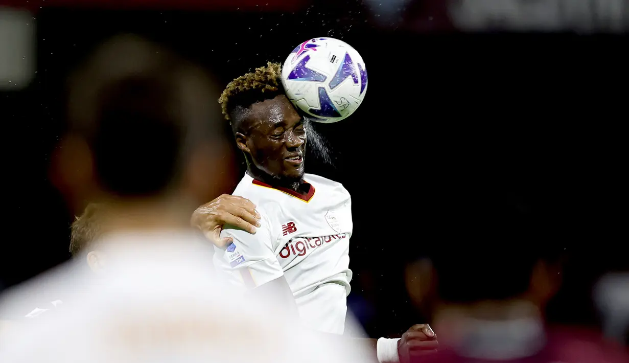 Pemain AS Roma Tammy Abraham (kiri) mengontrol bola saat melawan Salernitana pada pertandingan sepak bola Serie A Italia di Stadion Arechi, Salerno, Italia, 14 Agustus 2022. AS Roma menang 1-0. (Alessandro Garofalo/LaPresse via AP)