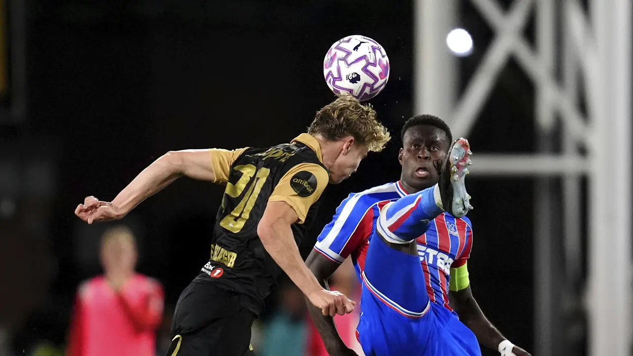 Oskar Ohlenschlaeger dari Fredrikstad dan Marc Guehi dari Crystal Palace