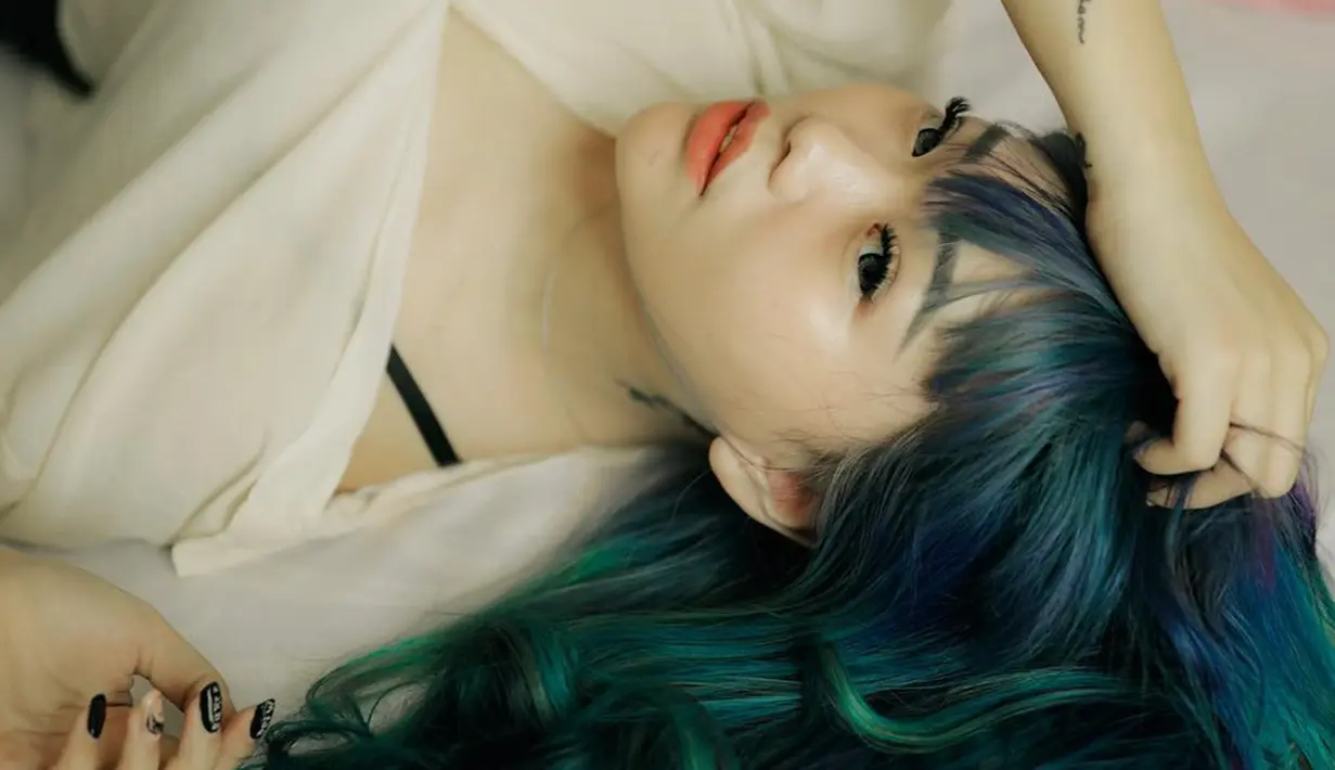Berbagai warna rambut rupanya telah membuat penampilan Wendy makin keren. Mulai dari warna terang hingga gelap tampak begitu cocok. Kali ini Wendy Walters mengubah penampilan dengan mewarnai seluruh bagian rambutnya dengan perpaduan warna ungu dan hijau. (Liputan6.com/IG/@wendywalters)