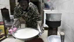 Koki Senegal Thiane Ngom menyiapkan "thiebou dieune" tradisional di rumahnya di Dakar pada 15 Desember 2021. UNESCO memasukan thiebou dieune sebagai Warisan Budaya Tak Benda setelah diajukan oleh Pemerintah Senegal pada Oktober tahun lalu. (SEYLLOU/AFP)