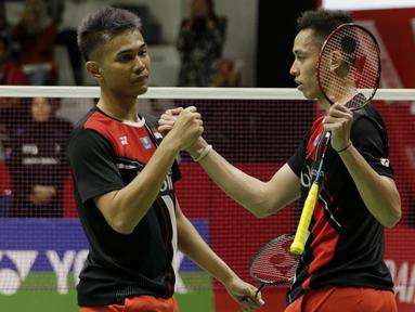 Ganda Putra Indonesia, Fajar Alfian/Muhammad Rian Ardianto, saat melawan wakil Jepang, Akira Koga/Taichi Sato, pada laga Indonesia Masters di Istora, Jakarta, Rabu (15/1/2020). Fajar/Rian menang 21-19, 16-21, dan 21-13. (Bola.com/M Iqbal Ichsan)