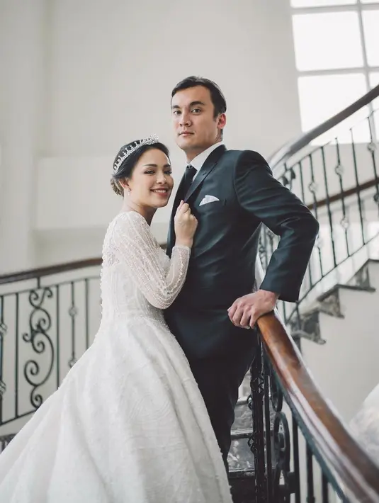 Sementara Rendy tampil gagah dengan setelan jas hitam, lengkap dengan kemeja dan dasi kupu-kupunya oleh @@pizzarosensationdesign.  [Foto: IG/@kairos_works/@byantonius]