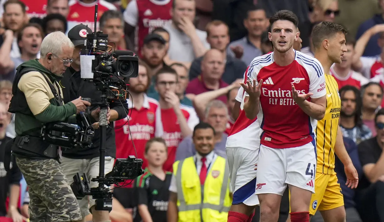 Pemain Arsenal, Declan Rice mempertanyakan keputusan kartu merah dari wasit pada laga lanjutan Liga Inggris 2024/2025 melawan West Ham United di Emirates Stadium, London, Inggris, Sabtu (31/08/2024). (AP Photo/Alastair Grant)