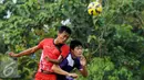 Pesepakbola Persita dan PSAU berebut bola saat laga ujicoba di Lapangan Sutasoma, Halim Perdakusuma Jakarta, Jumat (21/8/2015). Laga uji tanding ini merupakan persiapan Persita menghadapi turnamen PialaPresiden 2015. (Liputan6.com/Helmi Fithriansyah)