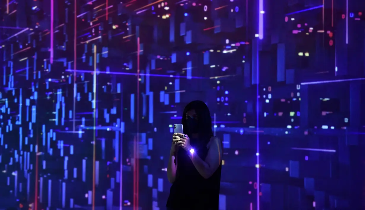 Seorang wanita menggunakan ponselnya di pameran Mobile World Congress (MWC) di Barcelona (28/6/2021). MWC dianggap sebagai salah satu dari tiga acara teratas di dunia. (AFP/Pau Barrena)