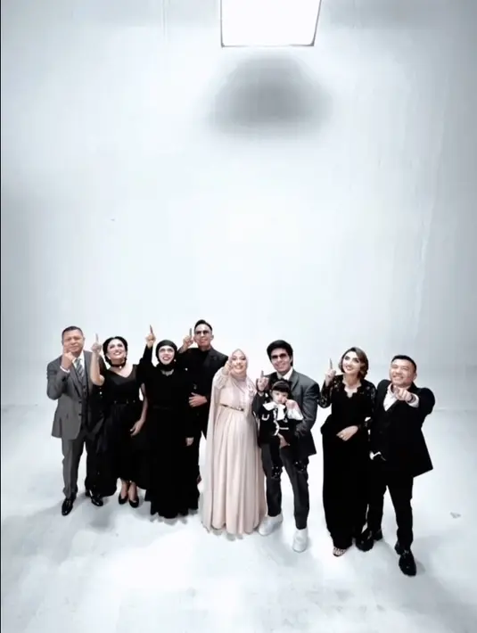 Mereka kompak mengenakan hitam-hitam. Potret bahagia begitu terlihat dari mereka yang tidak lama lagi akan menimang cucu ke dua. [Instagram/attahalilintar]