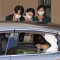 Putri Mako dari Jepang (di dalam mobil) melambaikan tangan kepada orang tuanya Putra Mahkota Akishino, Putri Mahkota Kiko (tengah) dan saudara perempuannya Putri Kako sebelum meninggalkan rumahnya di Istana Akasaka, Tokyo, Selasa (26/10/2021). (Kyodo News via AP)