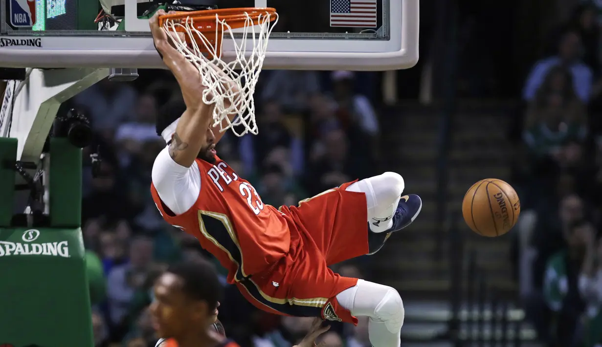 Aksi pemain New Orleans Pelicans, Anthony Davis melakukan slam dunk saat melawan Boston Celtics pada laga NBA basketball game di TD Garden, Boston, (16/1/2018). Celtics kalah 113-116. (AP/Charles Krupa)