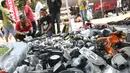 Pengunjug melihat sejumlah produk di pameran Tumplek Blek 2017, Jakarta, Sabtu (1/4). Otobursa Tumplek Blek 2017 digelar 1 dan 2 April 2017. Kegiatan ini menargetkan transaksi sebesar Rp32,5 miliar. (Liputan6.com/Angga Yuniar)
