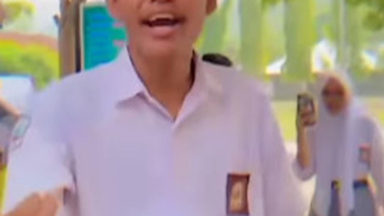 Momen Para Murid SMA Hadiahi Gurunya Motor Baru Disorot
