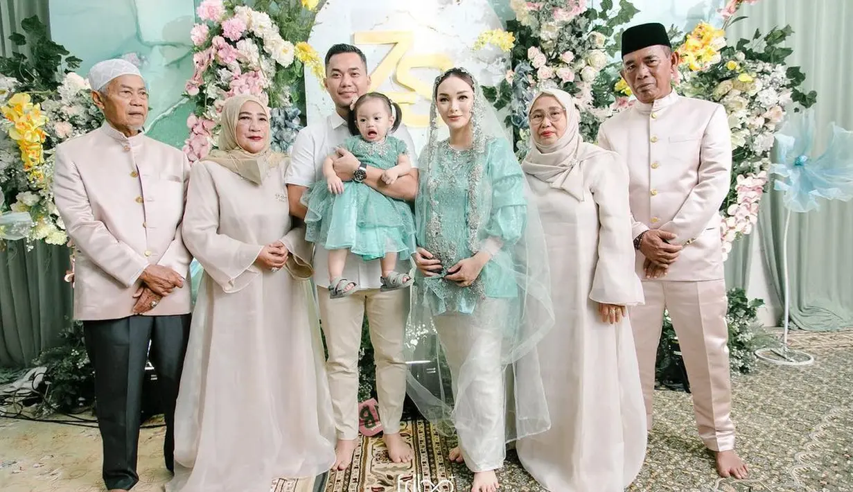Keluarga besar berkumpul di acara tujuh bulanan anak kedua Zaskia Gotik dan Sirajuddin Mahmud. (FOTO: instagram.com/zaskia_gotix)