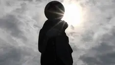 Freestyler sepak bola, Qhouirunnisa Endang Wahyudi mengontrol bola dengan kepalanya di sebuah taman di Klang, di pinggiran Kuala Lumpur, (11/7). Dengan mengenakan hijab, aksi mengolah bola gadis 18 tahun ini ramai diperbincangkan. (AFP Photo/Mohd Rasfan)