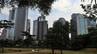 Suasana gedung perkantoran di Jakarta, Sabtu (17/10/2020). International Monetary Fund (IMF) memangkas proyeksi pertumbuhan ekonomi Indonesia 2020 menjadi minus 1,5 persen pada Oktober, lebih rendah dari proyeksi sebelumnya pada Juni sebesar minus 0,3 persen. (Liputan6.com/Johan Tallo)