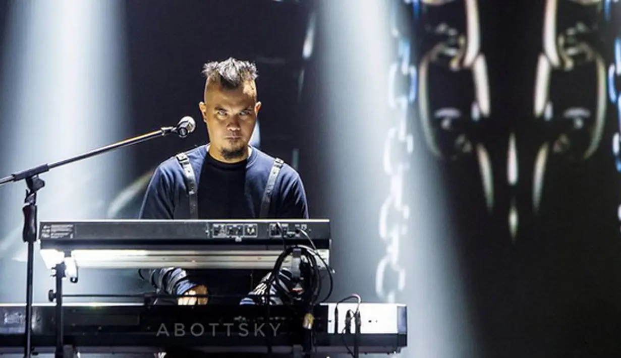 Doa bersama dipanjatkan sebelum memasuki ruangan KPUD Kabupaten Bekasi. Pentolan Dewa 19 itu juga menyempatkan minta restu ibundanya yang mendampingi. (dok. Instagram/bekasisah)