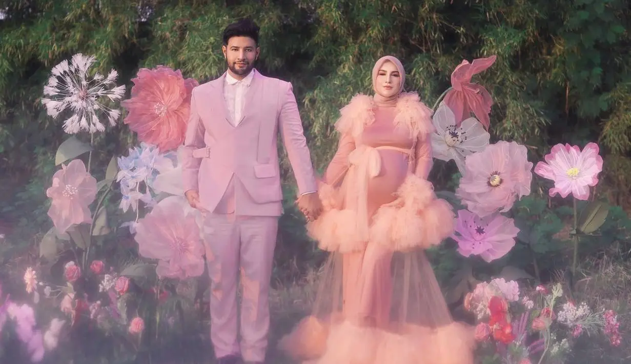 Pada salah satu gaya photoshoot maternity-nya, Irish Bella juga tampil dengan dress bernuansa pink dan bergaya dreamy lewat aksen tutu yang romantis. (Foto: Instagram @_irishbella_)