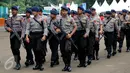 Personil Korps Brimob Polri bersenjata lengkap berpatroli jelang Laga Final Piala Jenderal Sudirman di SGBK Jakarta, Minggu (24/1/2016). 10.464 personil gabungan siap menjaga laga antara Semen Padang vs Mitra Kukar. (Liputan6.com/Helmi Fithriansyah)