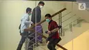 Bupati Kuantan Singingi (Kuansing) Andi Putra (tengah) saat tiba di Gedung KPK, Jakarta, Rabu (20/10/2021). KPK menangkap Andi Putra dan menetapkannya sebagai tersangka terkait kasus dugaan korupsi perpanjangan izin HGU sawit di Kabupaten Kuansing. (Liputan6.com/Herman Zakharia)