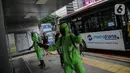Petugas menyemprotkan cairan disinfektan di ruang publik kawasan pedestrian Sudirman, Jakarta, Kamis (19/3/2020). Penyemprotan dilakukan untuk antisipasi dan pencegahan penyebaran COVID-19 di lingkungan ruang publik yang banyak di gunakan oleh masyarakat. (Liputan6.com/Faizal Fanani)