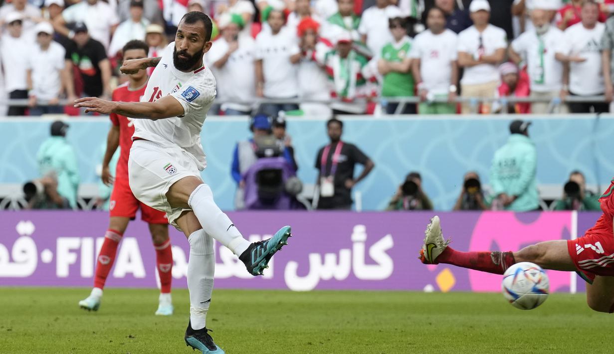 Ditengah frustasinya timnas Iran, Dewi Fortuna akhirnya berpihak kepada Iran. Roozbeh Cheshmi melepaskan tembakan keras dari luar kotak penalti yang gagal dijangkau oleh penjaga gawang Wales. (AP Photo/Francisco Seco)