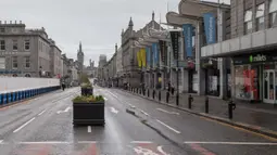 Jalanan sepi kota Aberdeen menyusul pemberlakuan lockdown atau penguncian wilayh setelah jumlah kasus virus corona melonjak di Skotlandia, Kamis (6/8/2020). Pemerintah Kota Aberdeen mencatat puluhan kasus virus korona baru dalam minggu ini. (Michal Wachucik / POOL / AFP)