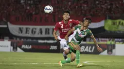 Pemain Bali United, Saiful menahan laju dari pemain Mitra Kukar, Defri Rizki pada laga Piala Presiden di Stadion Dipta, Bali, Kamis (3/9/2015). Pertandingan berkahir imbang 2-2. (Bola.com/Vitalis Yogi Trisna)