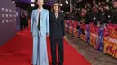 Tilda Swinton (kiri) dan sutradara Joanna Hogg berpose untuk para fotografer setibanya di pemutaran perdana film 'The Eternal Daughter' dalam Festival Film London BFI 2022 di London, Kamis, 6 Oktober 2022. (Photo by Vianney Le Caer/Invision/AP)