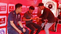 Pemain Arema FC, Ahmad Bustomi dan Benny Wahyudi, saat Meet and Greet bersama Torabika di Stadion Cakrawala, Malang, Kamis (23/11/2017). Selain menjumpai fans, mereka juga berbagi cerita pengalaman di dunia sepak bola. (Bola.com/M Iqbal Ichsan)