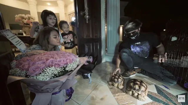 Potret Atta Halilintar beri kejutan untuk Aurel Hermansyah