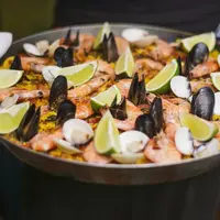 Paella, sajian khas Valencia yang wajib dicoba. (Foto: Unsplash)