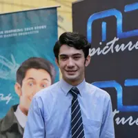 Reza Rahadian saat syuting film Rudy Habibie di Museum Mandiri Kota Tua (Adrian Putra/bintang.com)