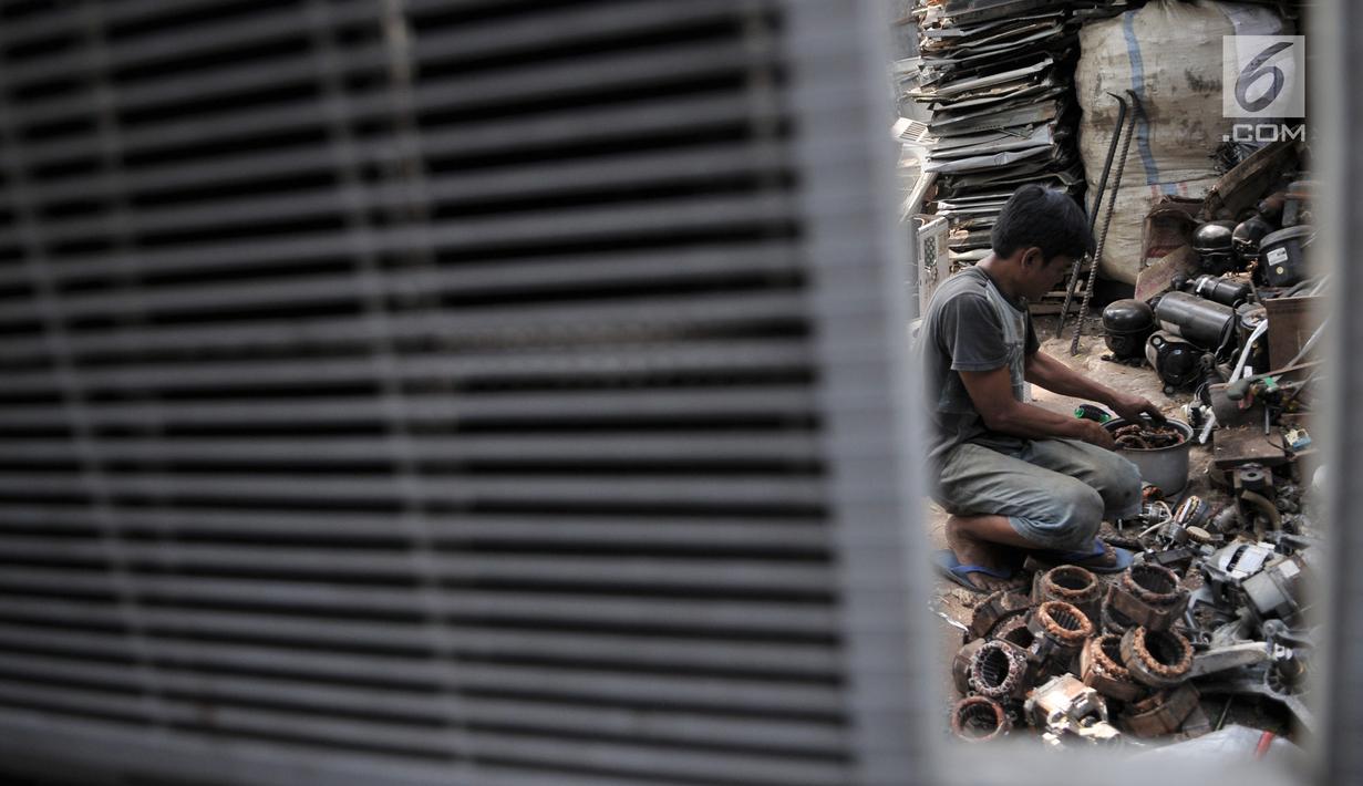 Pekerja memilah barang bekas di tempat pengepulan sampah elektronik, Jakarta, Rabu (7/8/2019). Sepanjang Januari-Juni 2019, Dinas Lingkungan Hidup (DLH) Provinsi DKI Jakarta telah memproses lebih dari 1 ton sampah elektronik yang berasal dari rumah tangga dan industri. (merdeka.com/Iqbal Nugroho)