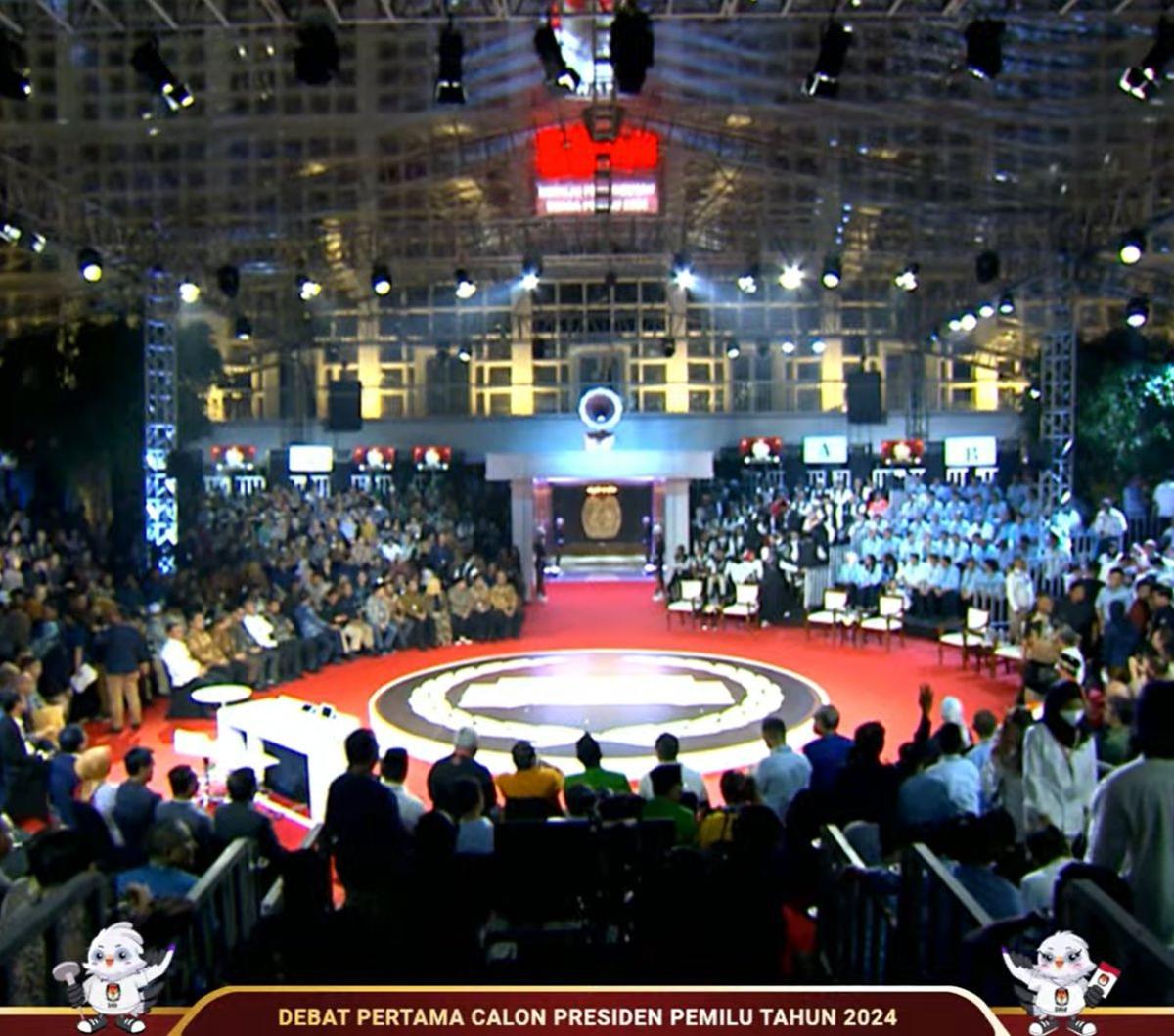 Komisi Pemilihan Umum (KPU) kembali menggelar <a class="editorlink " href="https://www.merdeka.com/uang/link-live-streaming-debat-cawapres-ada-kejutan-lagi-65859-mvk.html?screen=1" rel="follow" target="_self">debat Capres</a>-Cawapres Pemilu 2024. Kali in