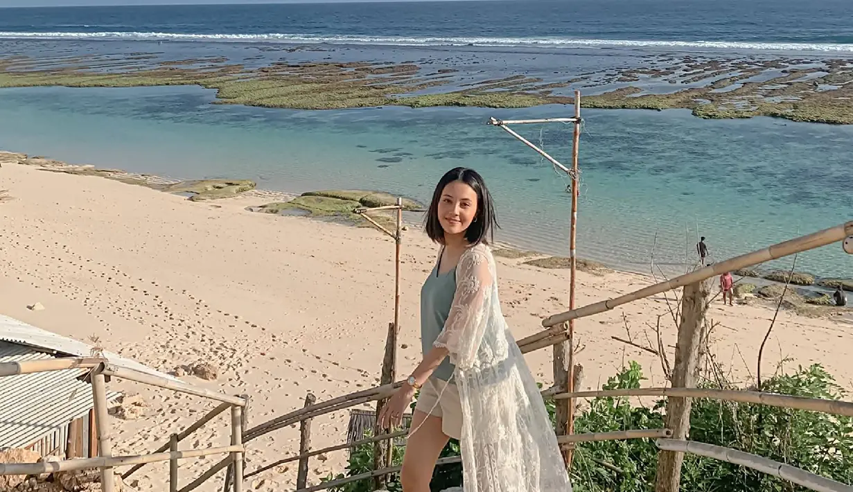 Memiliki hobi traveling, Anggika Bolsterli kerap membagikan potretnya yang tengah menikmati momen liburan. Dalam liburannya tersebut, ia pun kerap tampil stylish dengan berbagai gaya busananya yang menawan. Salah satu spot liburan kesukaannya ialah pantai. (Liputan6.com/IG/@anggikabolsterli)