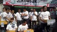 Relawan Jokowi-JK yang menyebut diri dengan JJ Bangkit saat sedang mengamen. (Liputan6.com/Silvanus Alvin)