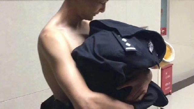 Terpuji, Polisi Selimuti Bayi yang Dibuang dengan Seragamnya