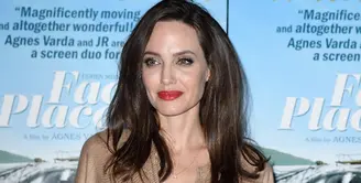 Sejak menggugat cerai Brad Pitt, beban hidup Angelina Jolie memang semakin berat. Pasalnya, ia mengurus keenam anaknya seorang diri. Bukan hanya itu, terpenting dirinya juga harus mencari nafkah. (AFP/Kevin Winter)