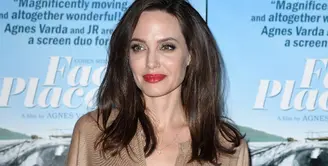 Sejak menggugat cerai Brad Pitt, beban hidup Angelina Jolie memang semakin berat. Pasalnya, ia mengurus keenam anaknya seorang diri. Bukan hanya itu, terpenting dirinya juga harus mencari nafkah. (AFP/Kevin Winter)
