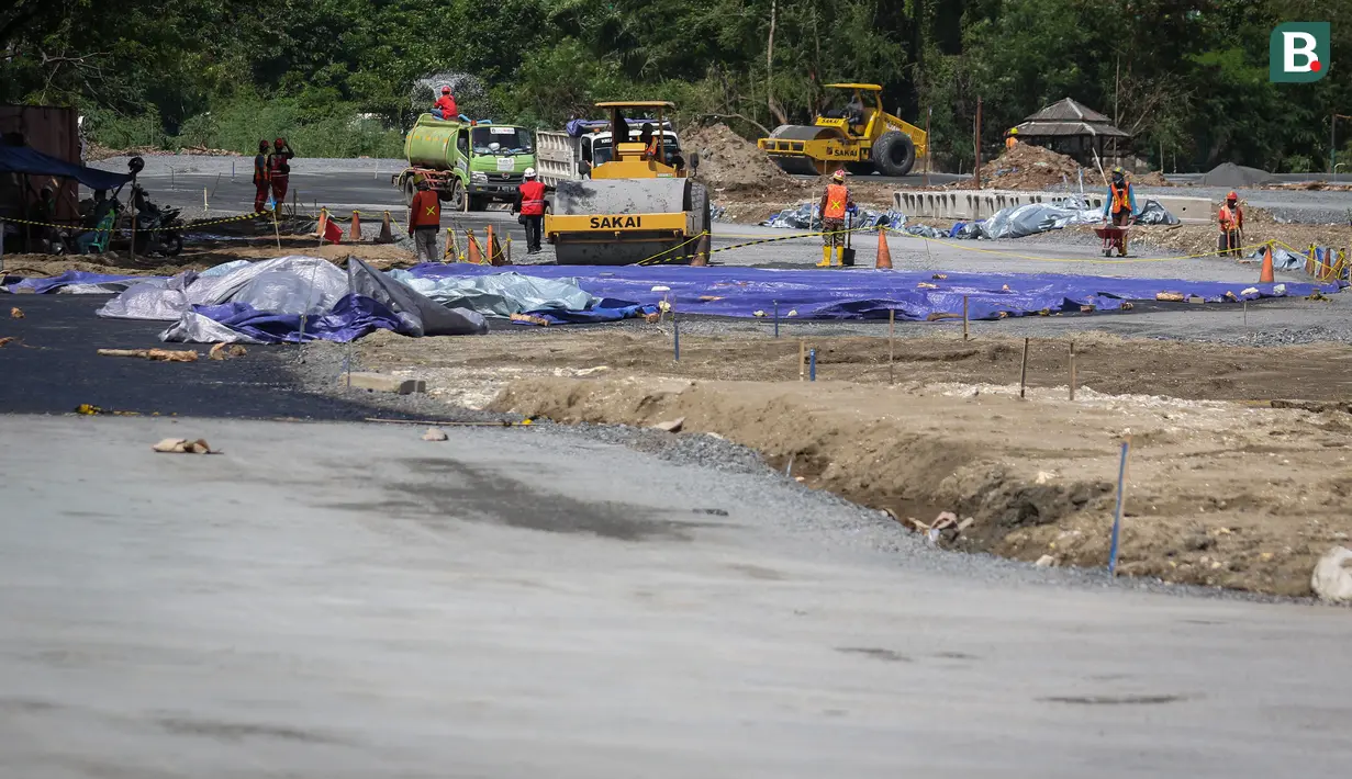 Aktivitas pekerja proyek pembangunan Sirkuit Formula E di kawasan Taman Impian Jaya Ancol, Jakarta Utara, Minggu (06/03/2022). Progres sirkuit sudah mencapai 52 persen pada hari ke-32 dan ditargetkan akan selesai pada bulan April 2022. (Bola.com/Bagaskara Lazuardi)