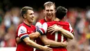 Selebrasi Per Mertesacker setelah mencetak gol kedua pada pertandingan Liga Premier Inggris antara Arsenal vs Stoke City di Stadion Emirates, London (22/09/2013). (AFP/Adrian Dennis)