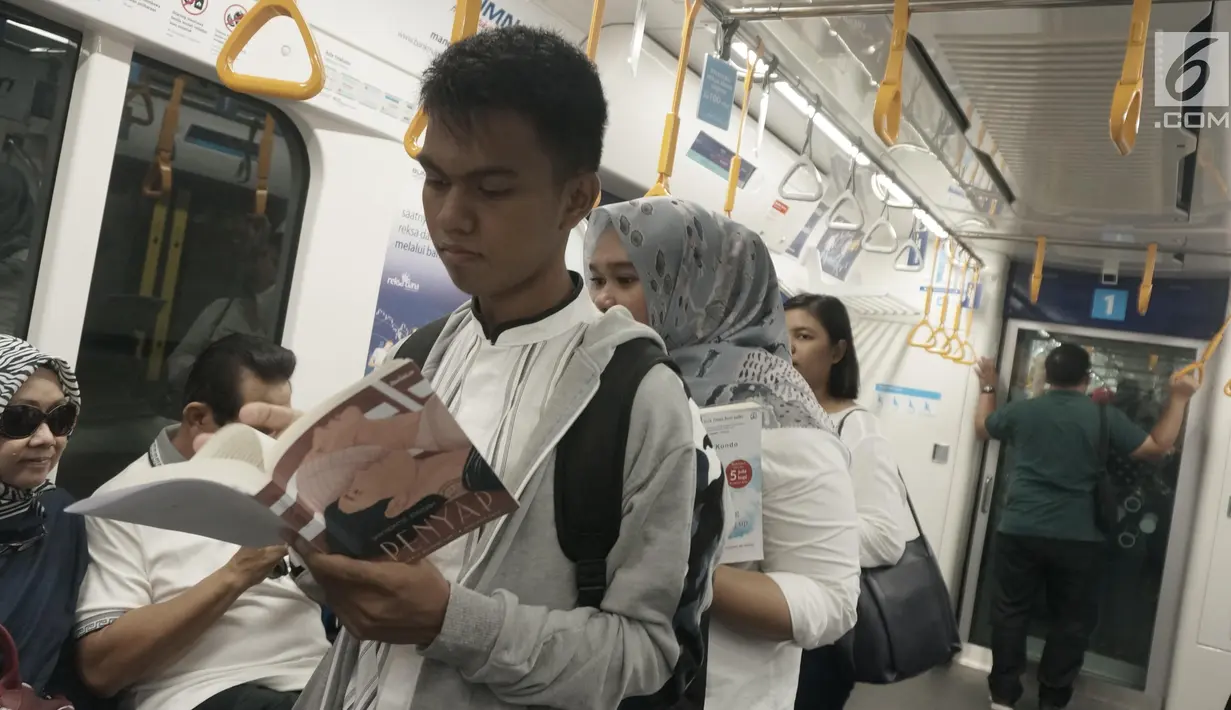 Masyarakat pengguna MRT tengah membaca buku yang disediakan disetiap stasiun MRT di Jakarta, Minggu (8/9/2019). Pemprov DKI Jakarta  meluncurkan ruang baca buku disetiap stasiun MRT untuk menumbuhkan minat baca masyarakat. (Liputan6.com/Angga Yuniar)