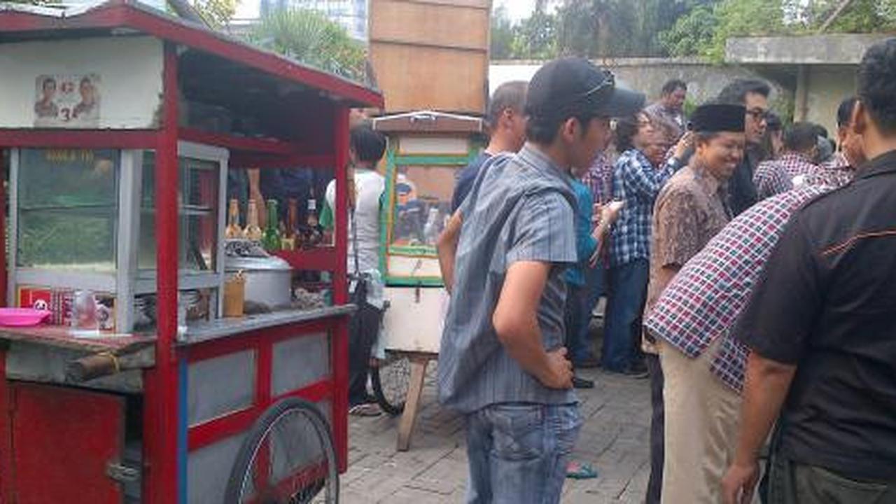 Tukang bakso & tahu gejrot ramaikan kemenangan Jokowi