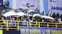 Pendukung tim voli putri Bandung BJB Tandamata memberikan dukungan kepada Shella Bernadetha dkk. saat tampil di putaran pertama PLN Mobile Proliga 2023 di GOR Indoor Si Jalak Harupat, Bandung. (Bola.com/Erwin Snaz)
